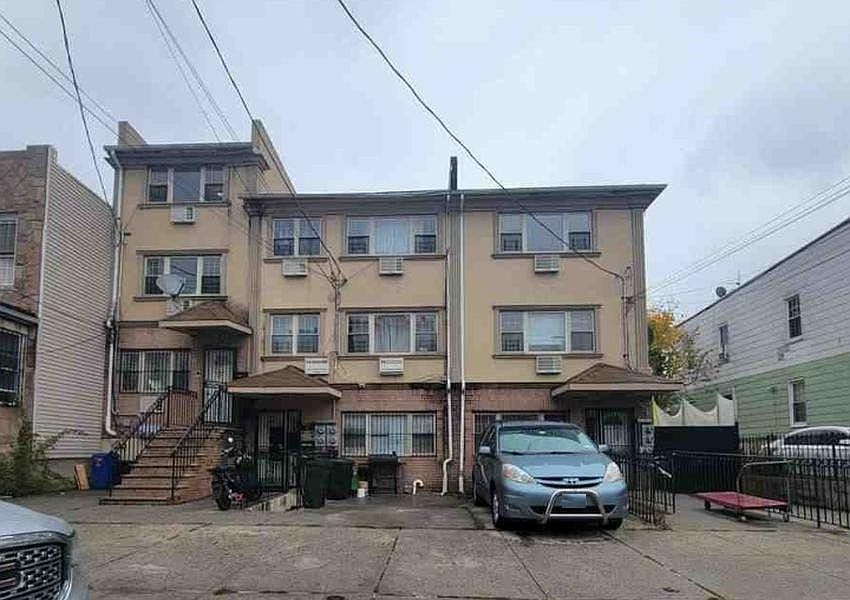 1st image of 195 E 40th St