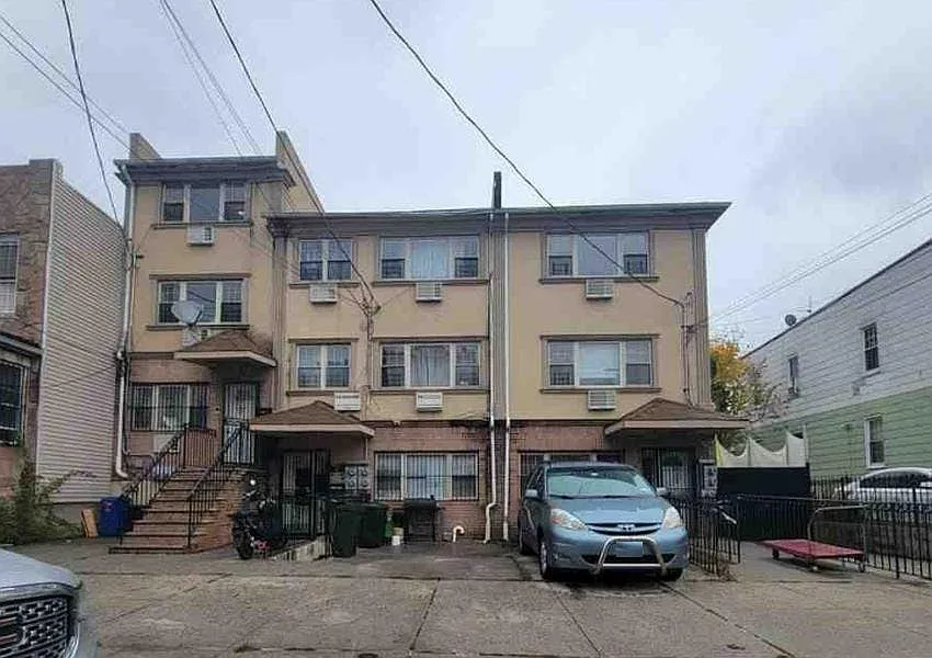195 E 40th St photo 1