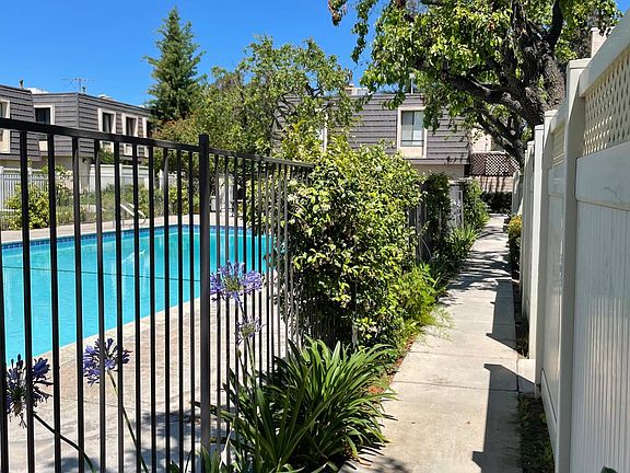 4th image of 20-15031 Chatsworth St #20
