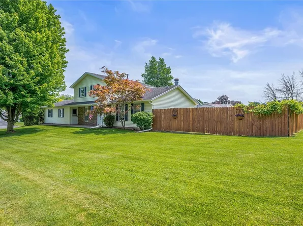 75 Red Rock Cir, Rochester, NY 14626