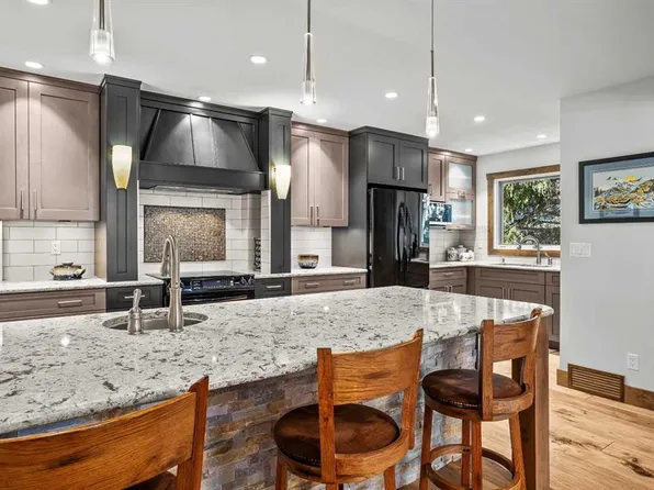 810 W 4th St NW #3, Canmore, AB T1W 2H6