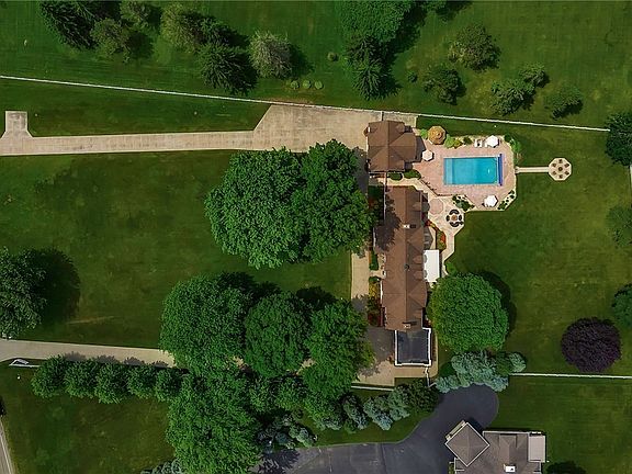 2nd image of 7110 Lake Shore Rd