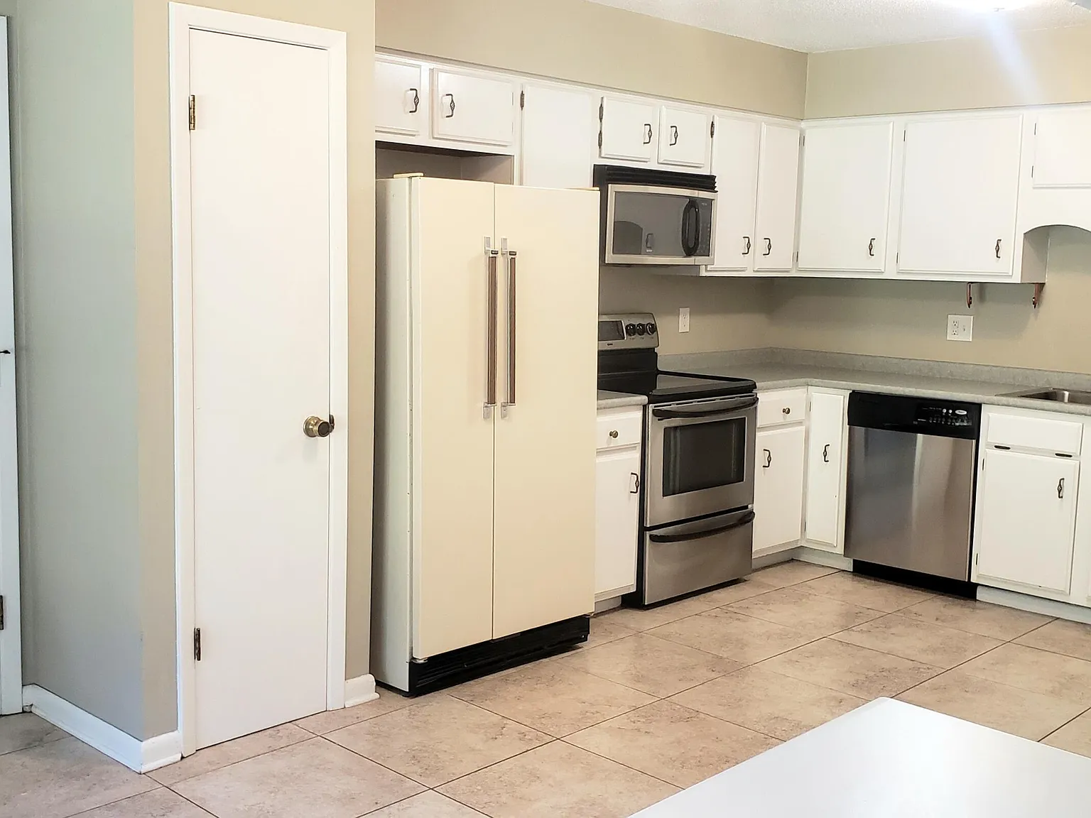 3 bed, 2.0 bath, 1808 sqft, $1,895 — Photo 2