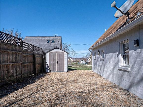 3rd image of 418 Thorn Way