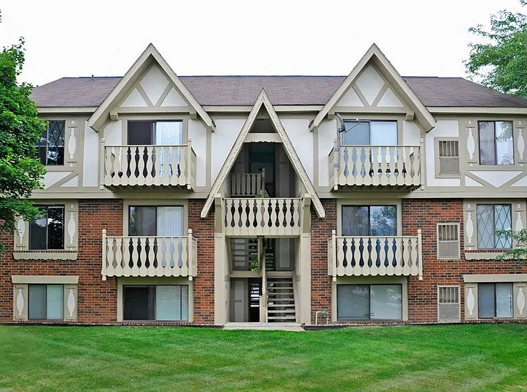 Fox Pointe Apartments — Photo 14