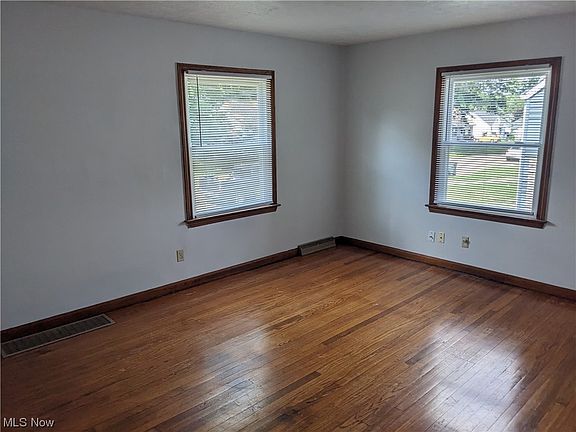3rd image of 1464 Onondago Ave