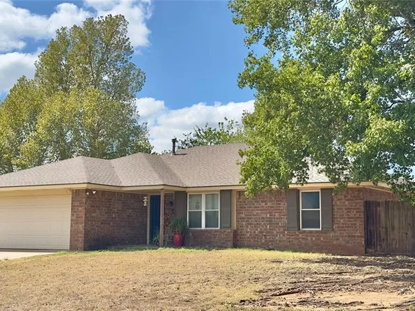 1821 Edinburg Dr, Yukon, OK 73099