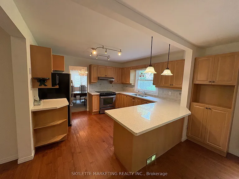 1782 Meadowview Ave — Photo 3