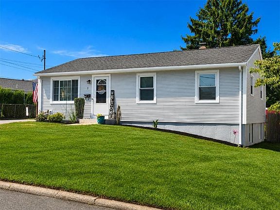 3rd image of 5 Lawrence Dr