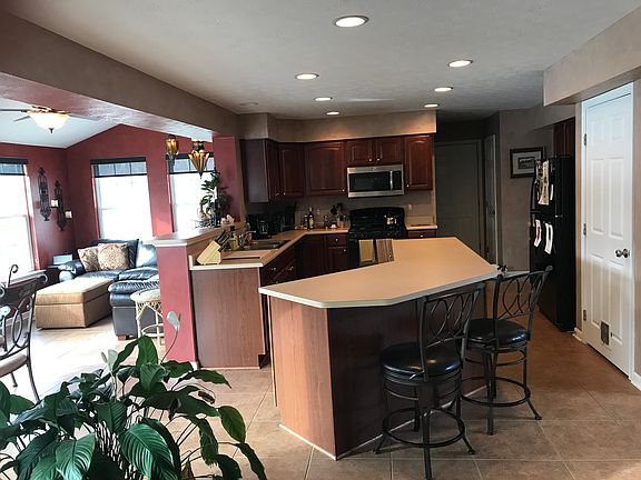 3rd image of 377 South Ln