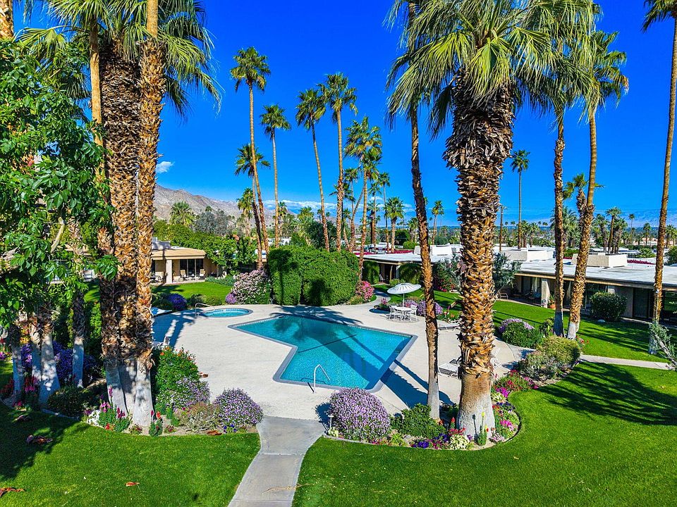 Community pool/spa, grounds