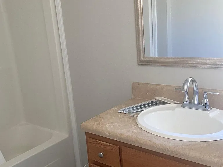 319 SE Valerie Ct — Photo 6