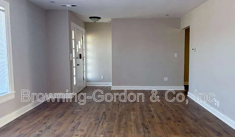 328 E Thompson Ln — Photo 6