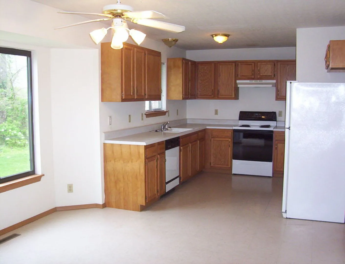Adorable three bedroom house in quiet neighborhood! — Photo 2