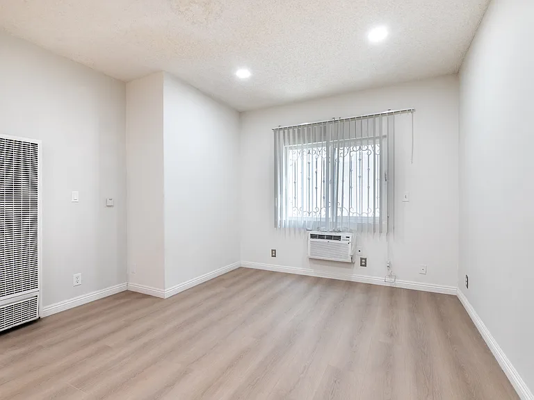 1138 S Grand View St — Photo 6