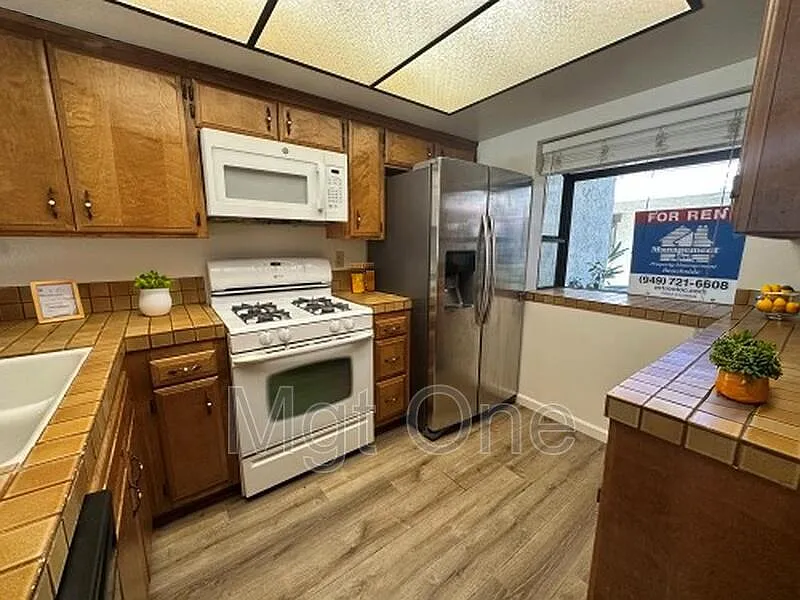 2 bed, 1.5 bath, 1270 sqft, $2,950 — Photo 3