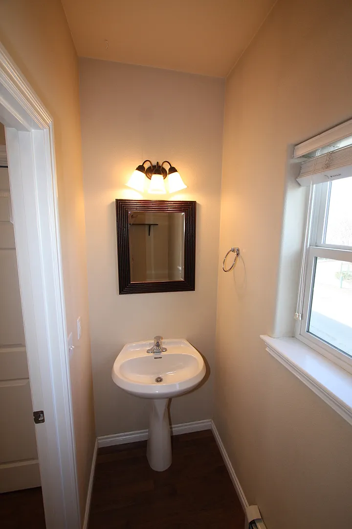 2 Bedroom Townhouse near Downtown Anchorage — Photo 2