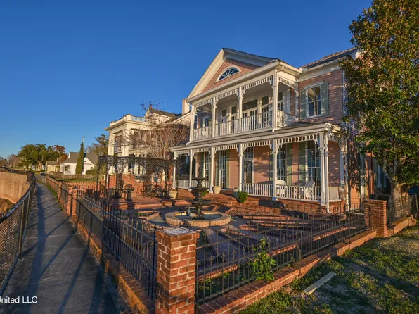 211 Clifton Ave, Natchez, MS 39120