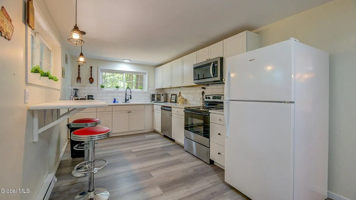 3 bed, 2.0 bath, 1540 sqft, $2,000 — Photo 4