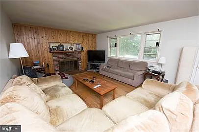 10505 Forest Ave — Photo 3