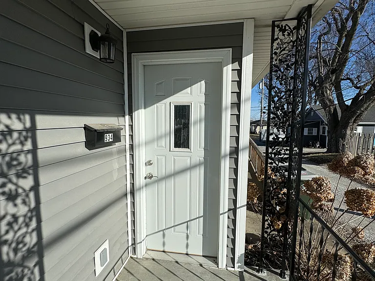 934 E Washington St — Photo 3