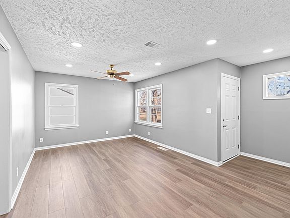4th image of 866 Seneca Ave