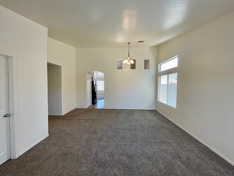 25853 W Elizabeth Ave — Photo 4