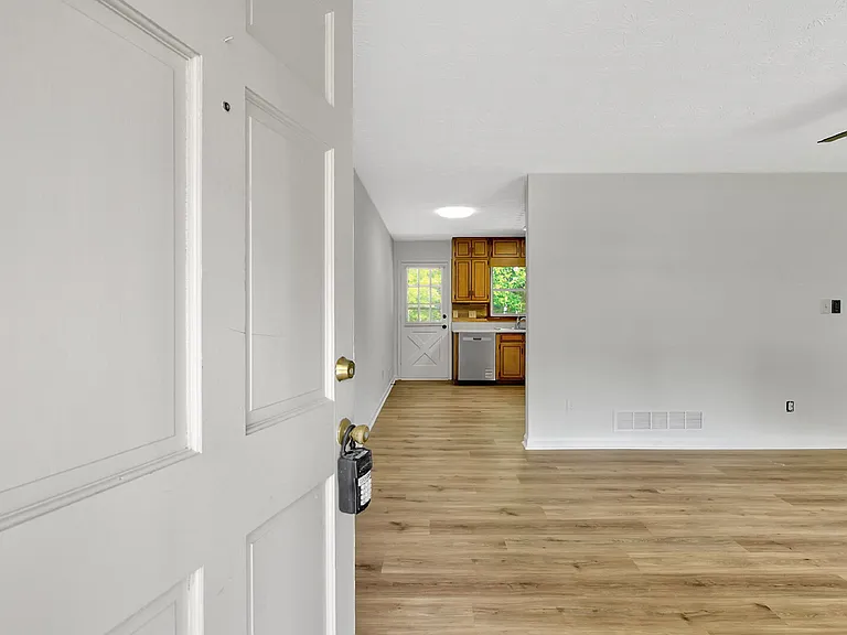 200 Meadowbrook Ct #B — Photo 1