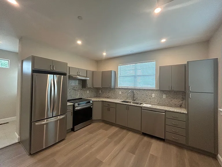 536 E Mulberry St — Photo 63