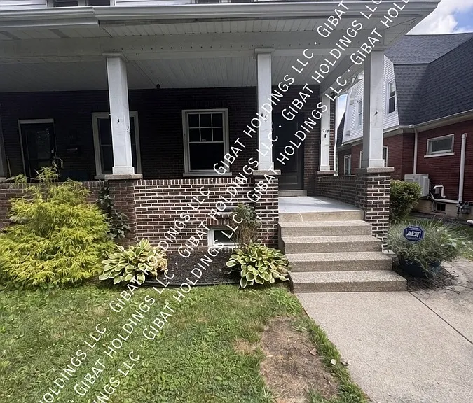 1718 Elm St — Photo 1