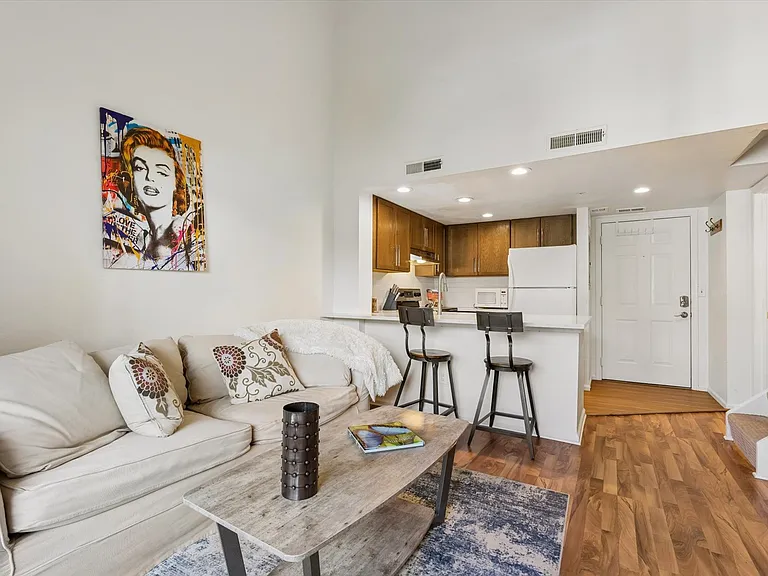 935 Broadway #211 — Photo 4