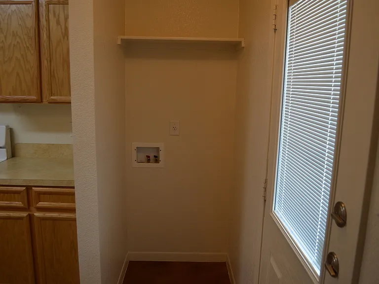 318 Elbert Ln — Photo 9