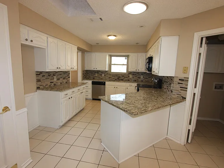 3504 Hilltop Ln — Photo 5