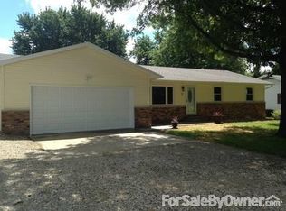 6 Redlick Ct, Warrensburg, IL 62573