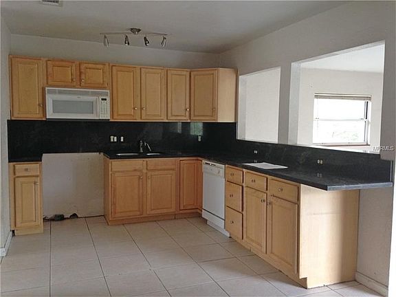 2nd image of 1212 Lawrence Ave