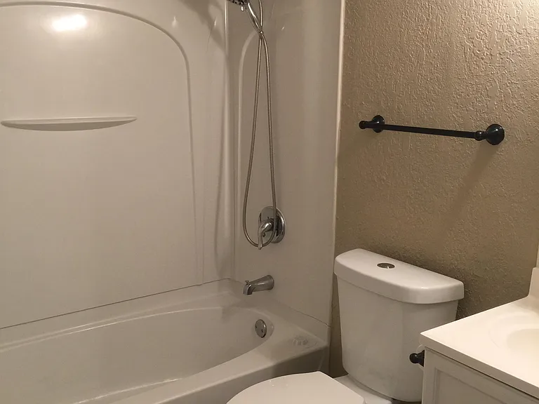 1733 Lawrence Ave — Photo 18