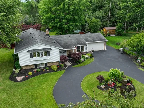 110 Bridle Ln, Elma, NY 14059