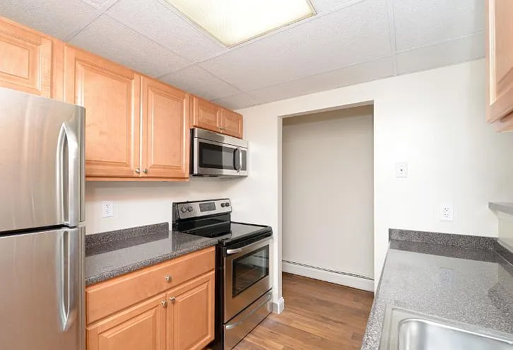 Shorewood Apartments and Townhomes — Photo 4