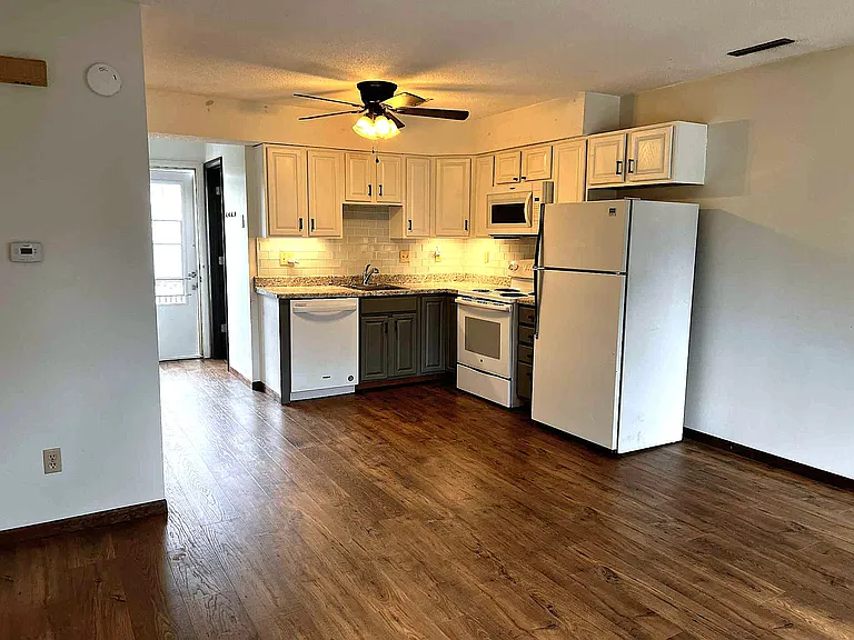 1421 Eastview Dr #B — Photo 7