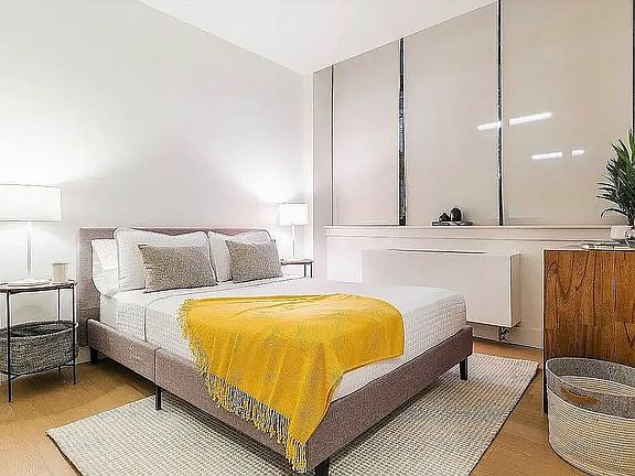 3rd image of 250 W 19th St APT 1A