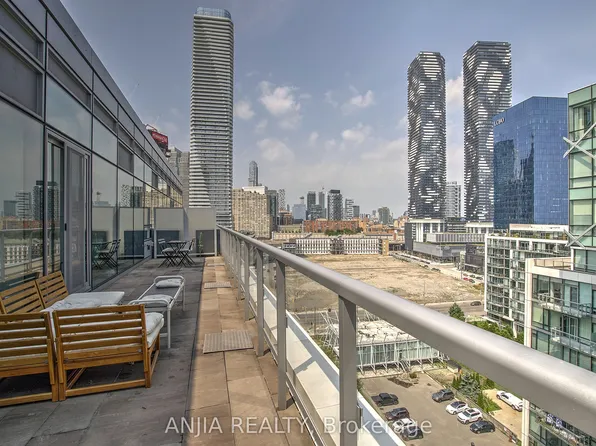 29 Queens Quay E #Penthouse 1209, Toronto, ON M5E 0A4