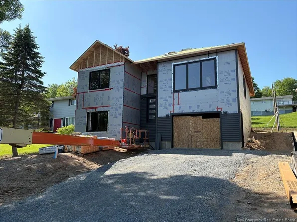 16 Mayflower St, Fredericton, NB E3C 1L5