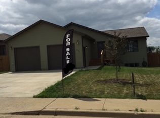 544 2nd Ave SW, Dickinson, ND 58601