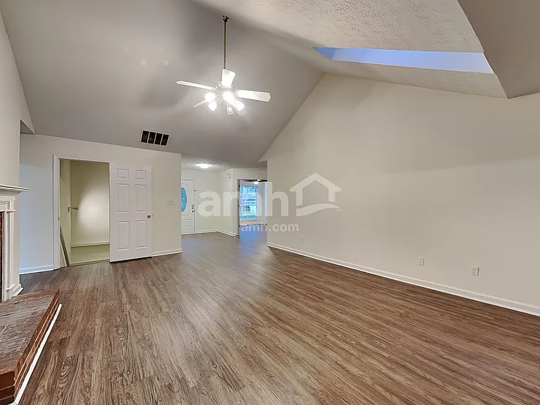 817 Hillary Ct — Photo 8