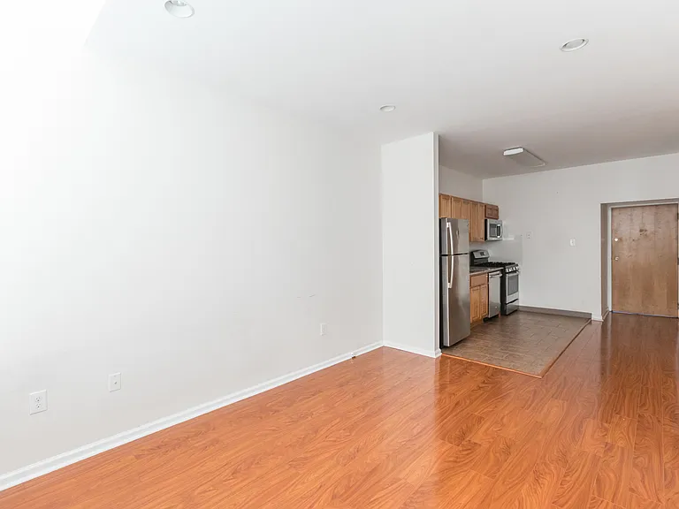 Chandler Apartments — Photo 8