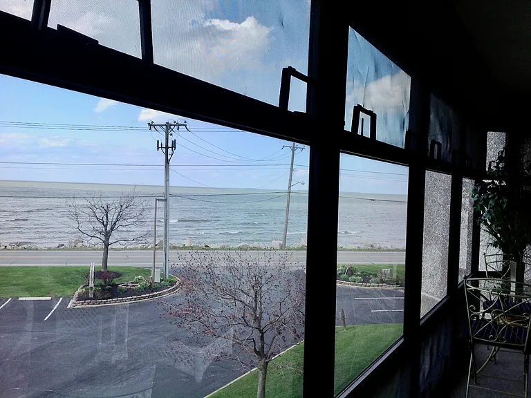 711 W Lakeshore Dr — Photo 1