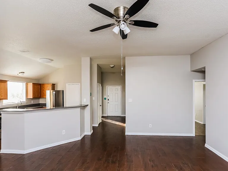 312 Singleton Dr — Photo 5