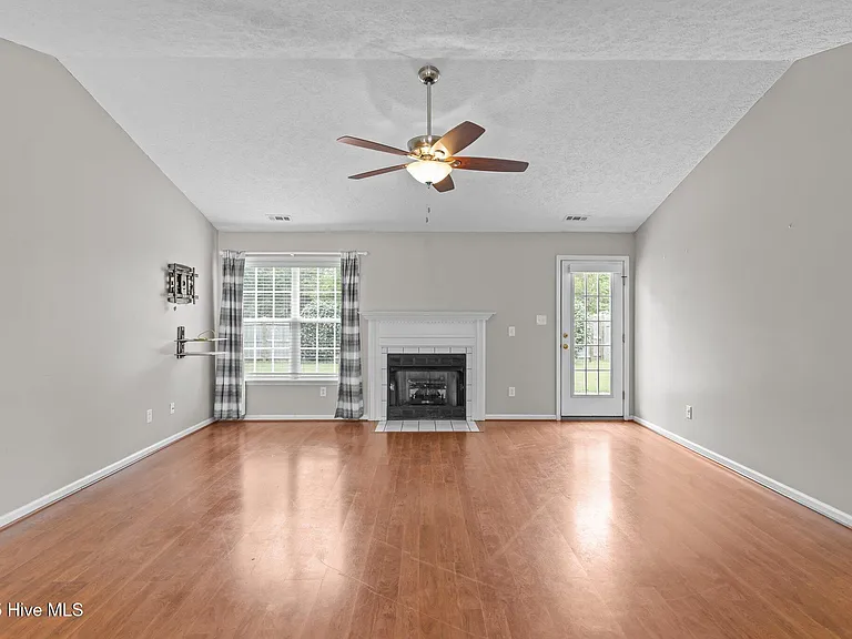300 Foxhall Rd — Photo 31