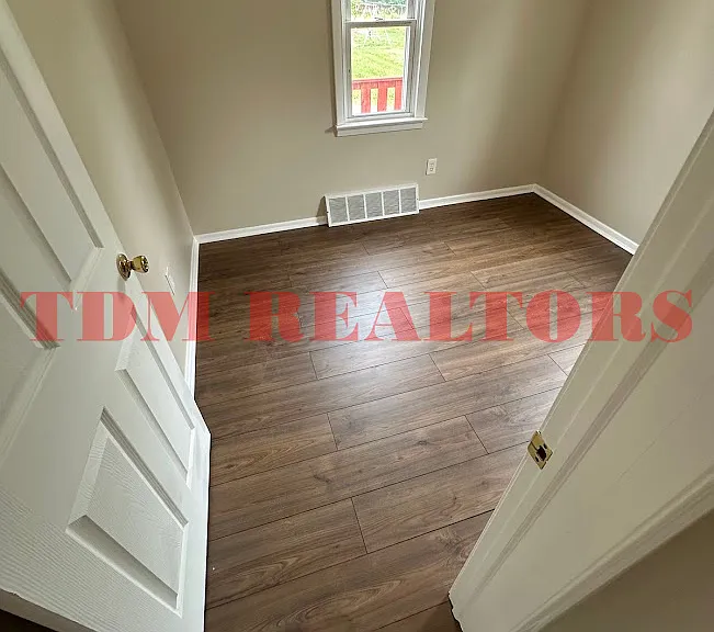 1029 Burns St — Photo 2