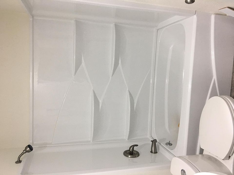 BATH TUB/SHOWER